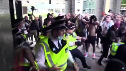 - İngiltere'de aşı karşıtları BBC binasını basmaya çalıştı