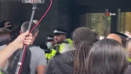 İngiltere'de aşı karşıtları BBC binasını basmaya çalıştı