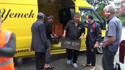 Sağanaktan etkilenen mevsimlik tarım işçilerine sıcak yemek ve yatak desteği