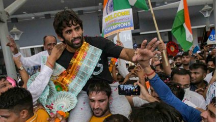 Hero's welcome for medalists, Punia lifted on shoulder