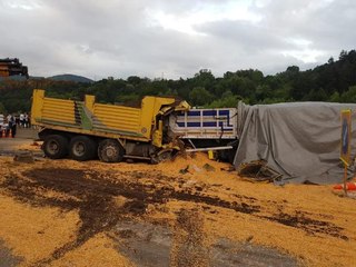BOLU'DA 1 KAMYON İLE 2 TIR ÇARPIŞTI: 1 ÖLÜ, 2 YARALI