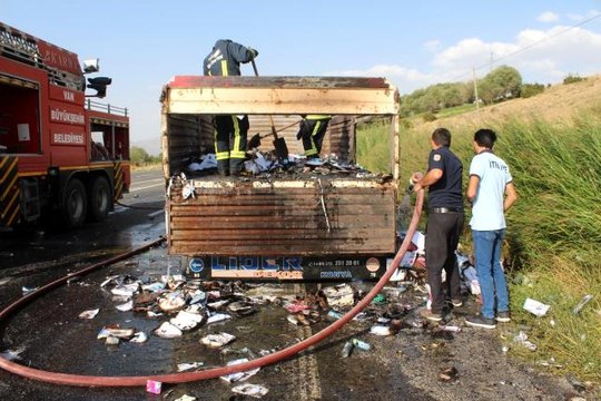 Seyir halindeki tırın dorsesi alev aldı