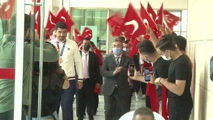 Tokyo'dan dönen milli güreşçiler coşkuyla karşılandı