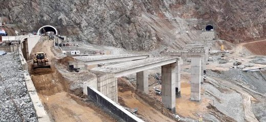 Toprak altında kalan tır dorsesi paniğe neden oldu, ekipler bölgede yoğun çalışma başlattı