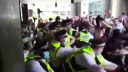 İngiltere'de aşı karşıtları BBC binasını basmaya çalıştı