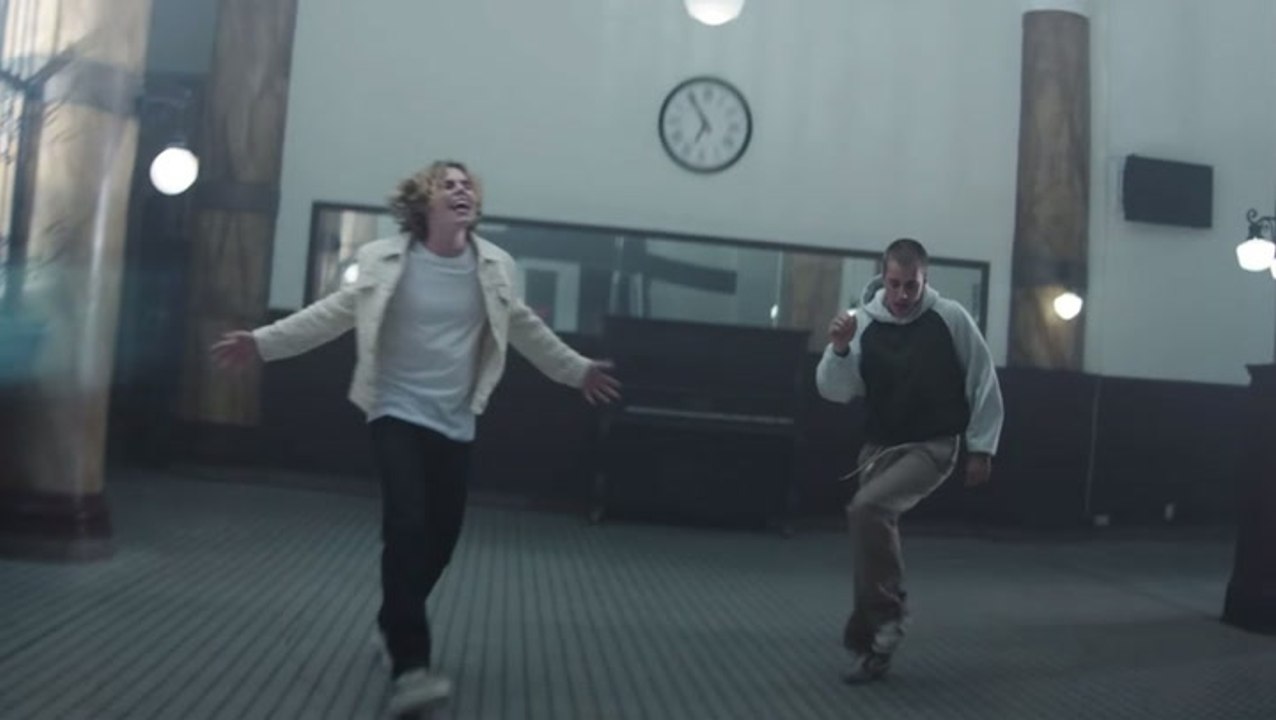 The Kid LAROI and Justin Bieber’s ‘Stay’ Reaches No. 1 on Hot 100 Chart | Billboard News