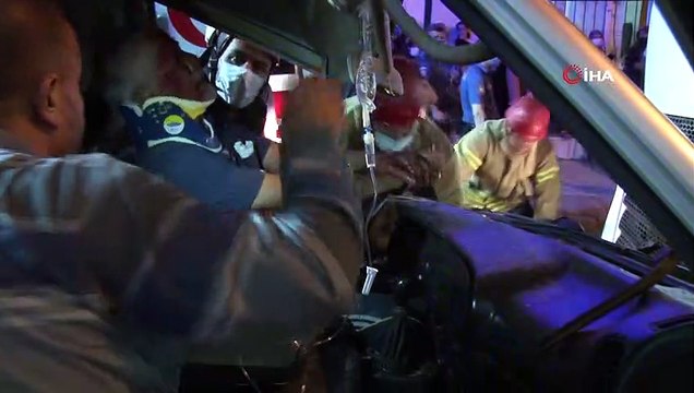 Kartal’da kamyonet ile tır kafa kafaya çarpıştı: Kamyonet sürücüsü araçta sıkıştı