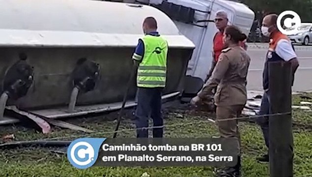 Caminhão tomba na BR 101 em Planalto Serrano, na Serra