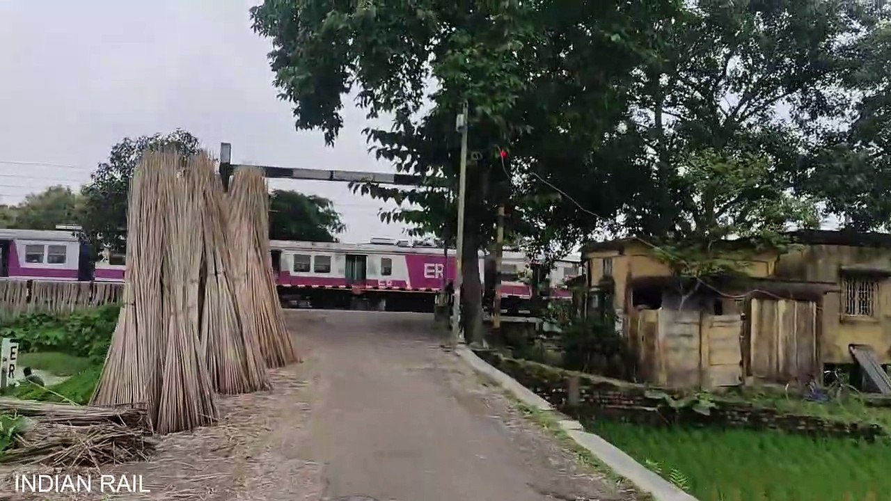 POWERFUL RED MONSTER WAP-4 LEADING HOWRAH INTERCITY SPECIAL LIKE A STORM __ INDIAN RAILWAY