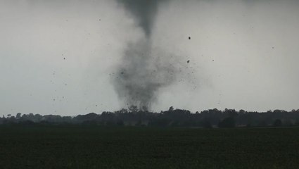 Debris flies in dramatic close range video of Illinois tornado