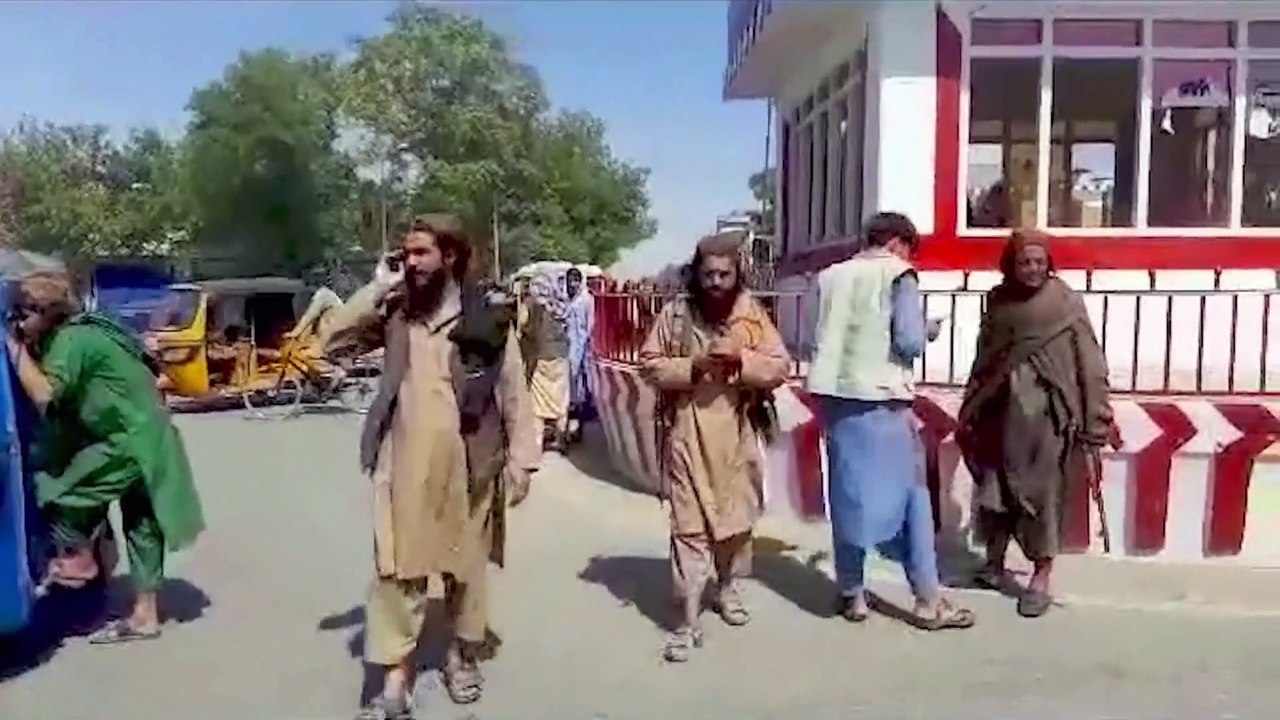 Afghanistan : une 6ème ville conquise par les talibans, les enfants victimes des combats