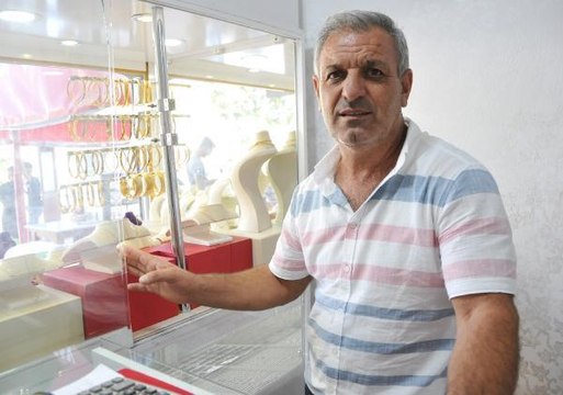 DÜKKANINDAN BİLEZİK GASBEDİLEN KUYUMCU İMİTASYONLARI ALINCA SES ÇIKARMADIM