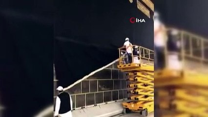 Kabe'nin hac sırasında 3 metre yukarıya kaldırılan örtüsü aşağı indirildi