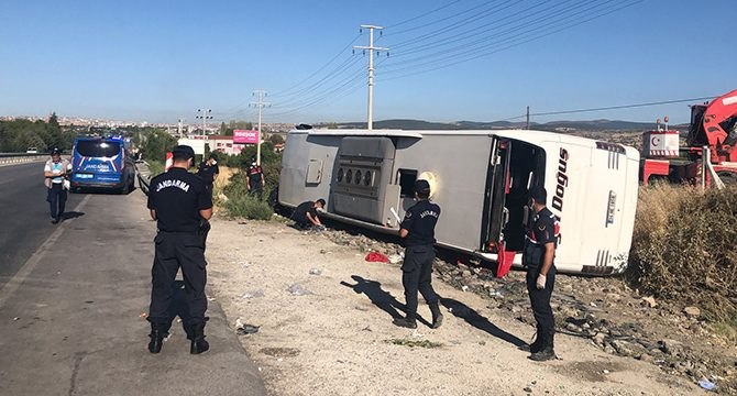 Otobüs şarampole yuvarlandı! Çok sayıda yaralı var