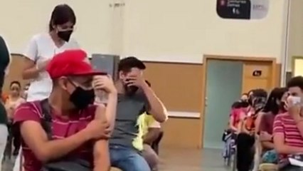 Un homme crie de peur au moment de se faire vacciner