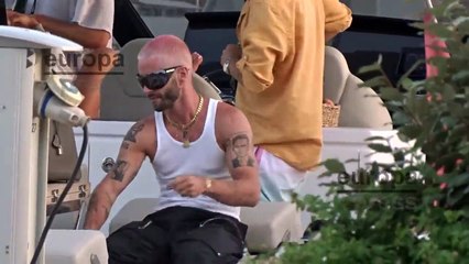 Pelayos a la mar. Pelayo Díaz y su chico, salen a navegar en Ibiza