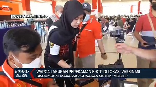 Warga Lakukan Perekaman E-Ktp Di Lokasi Vaksinasi