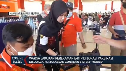Warga Lakukan Perekaman E-Ktp Di Lokasi Vaksinasi