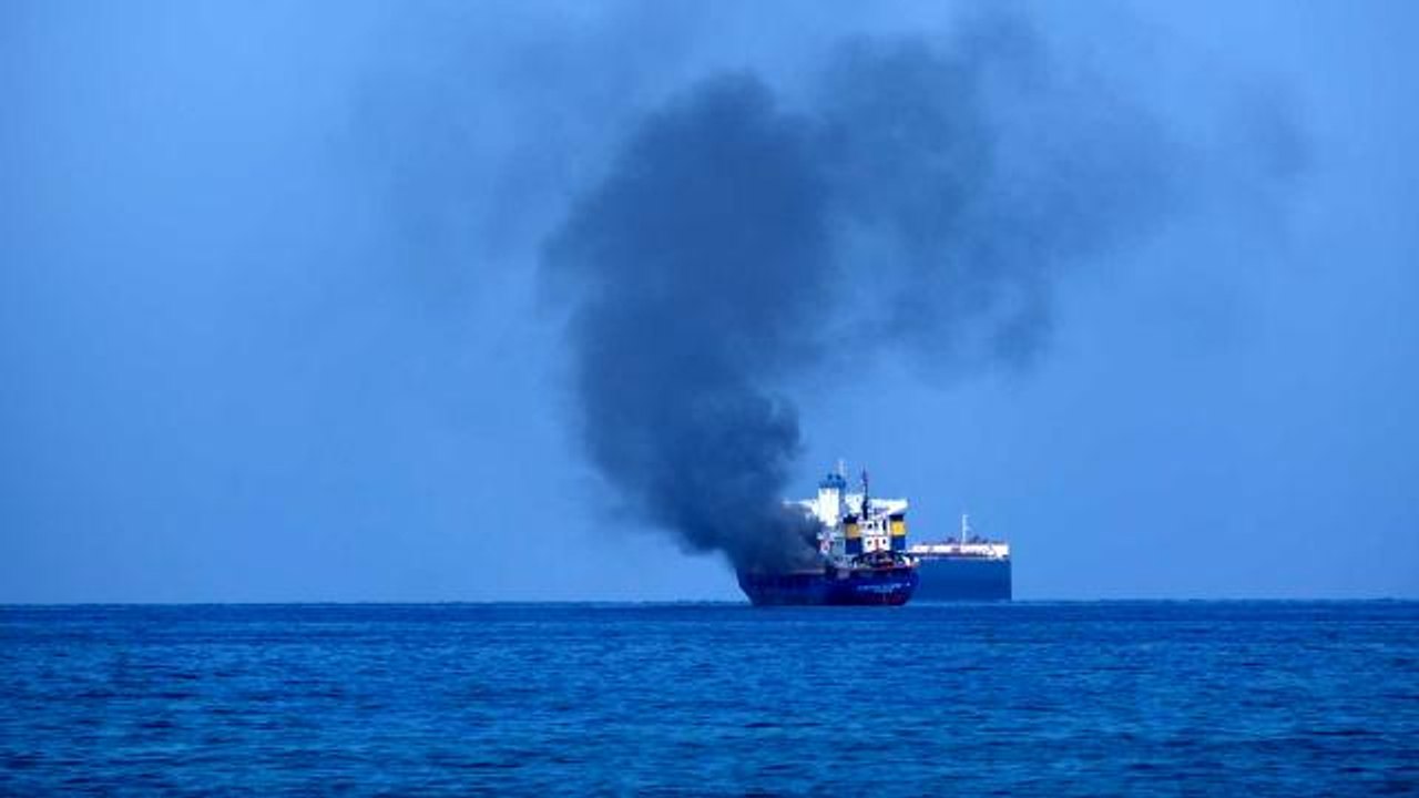 İskenderun Körfezi'nde konteyner yüklü gemide yangın çıktı