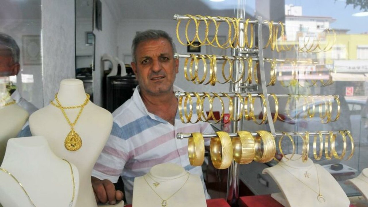 Altın zannederek imitasyon bilezikleri gasp etti
