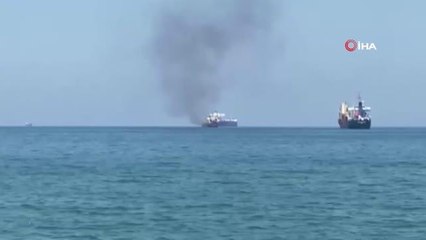 Download Video: Son dakika haber... İskenderun Körfezi'nde konteyner yüklü gemide yangın çıktı