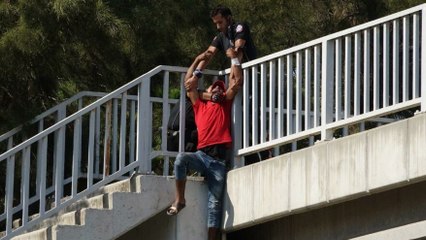 Üst geçitten atlamak üzereyken polis yakaladı