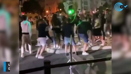 Una joven termina sepultada bajo un semáforo durante un botellón