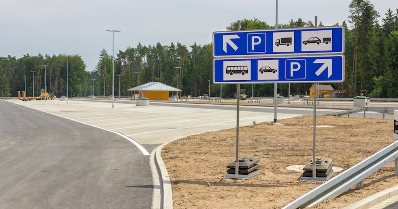 Doubs : elle donne naissance à des jumeaux sur une aire de repos !