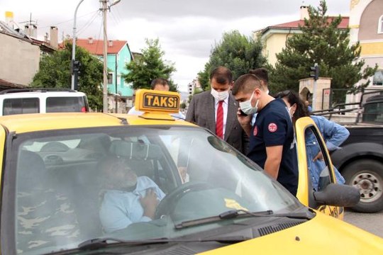 Kazaya denk gelen vali, panik halindeki yaralıyı sakinleştirdi