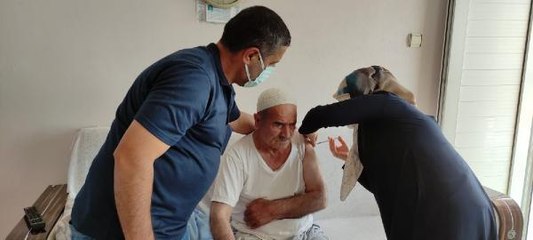 BİNGÖL'DE MOBİL EKİPLER, ÖNCE İKNA EDİYOR SONRA AŞI YAPIYOR