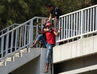 Son dakika haberi! Üst geçitten atlamak üzereyken polis yakaladı