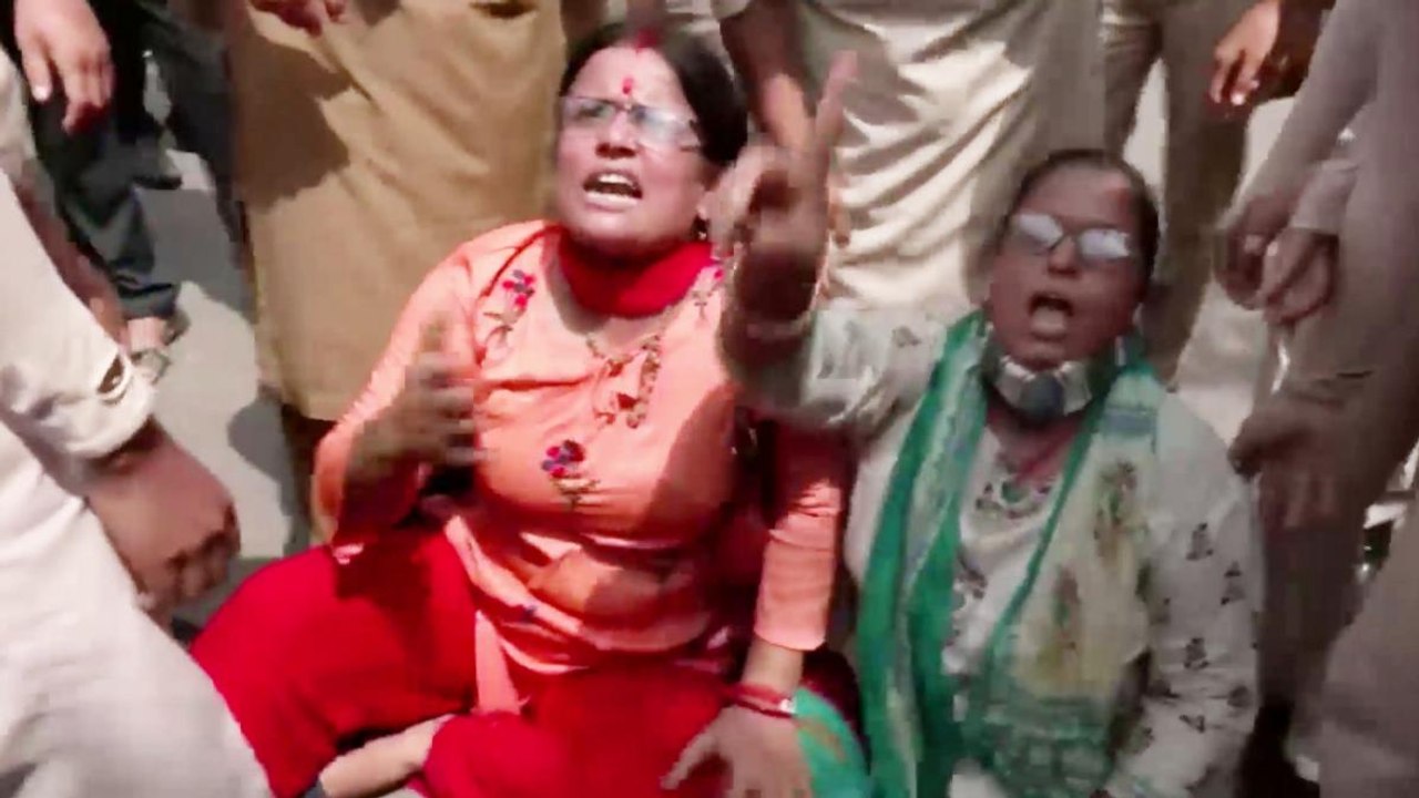 Bajrang Dal protest over Jantar Mantar sloganee...