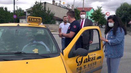 Kazaya denk gelen vali, panik halindeki yaralıyı sakinleştirdi