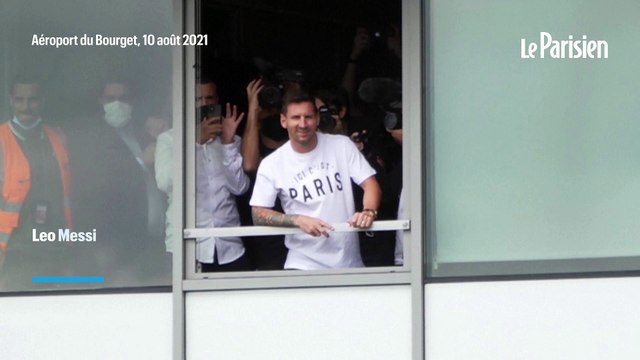Messi salue la foule à l'aéroport du Bourget