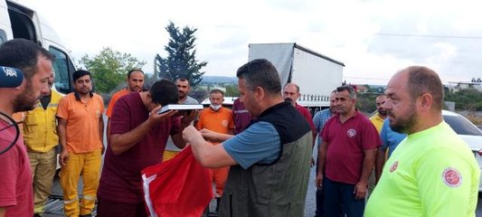 Son dakika: Evlerine dönen 'alev savaşçıları'nı mesai arkadaşları otoyolda karşıladı