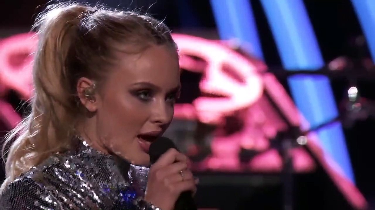 Clean Bandit et Zara Larsson chantent "Symphony "en live aux Teen Choice Awards 2017