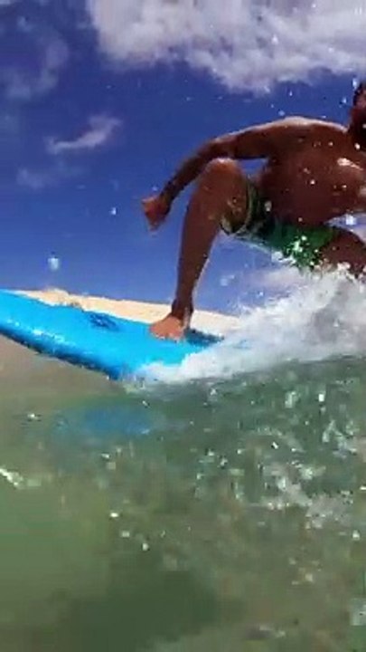 Omar Sánchez surfea en Gran Canaria y presume ante sus fans