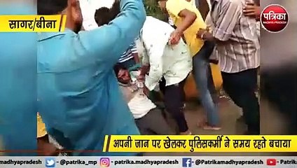 Descargar video: बेटे की पिटाई से प्रताड़ित पिता ने खंभे पर चढ़कर की आत्महत्या की कोशिश, पुलिसकर्मी ने जान पर खेलकर बचाया