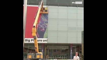 Así sacaron la gigantografía de Messi que estaba en el Camp Nou