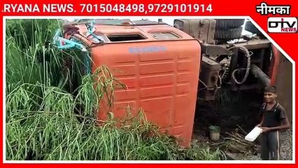 नीमका गांव में बड़ा हादसा होने से टला ट्रेलर के 22 टायर ऊपर की और ट्रक पलटा