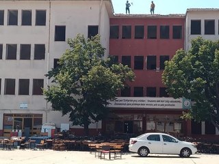 ÇORLU'DA DEPREMDEN HASAR GÖREN OKULUN YIKIMINA BAŞLANDI