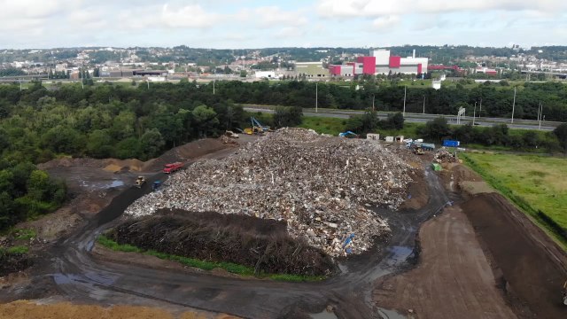 Inondations : les détritus provenant des zones sinistrées s'accumulent sur le site Werihet à Wandre