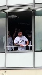 Arrivé au Bourget, Lionel Messi salue les fans du PSG