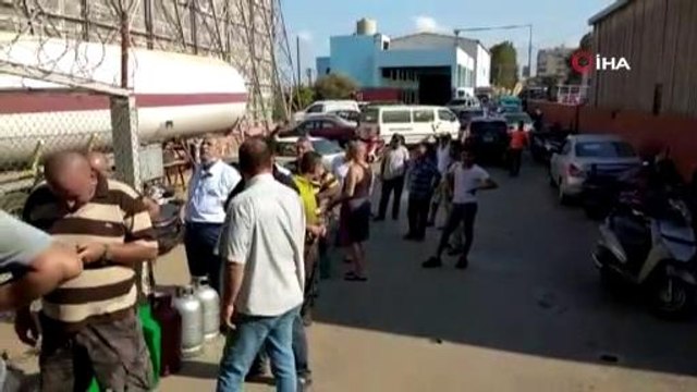 Lübnan'da halk, gaz almak için metrelerce kuyruklar oluşturdu