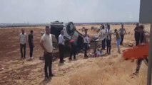 ŞANLIURFA - Hafif ticari araç şarampole devrildi: 2 yaralı
