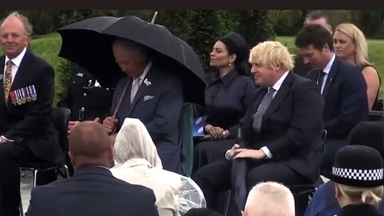 Boris Johnson vs um guarda-chuva