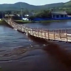 Condutor ignora correntes e acaba por ser arrastado após queda de ponte