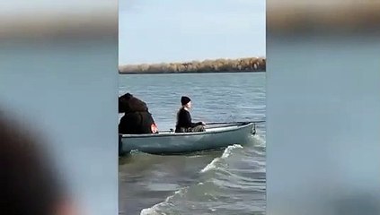 urso vai à pesca, Novosibirsk,
