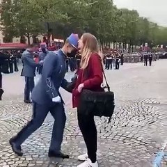 No dia da Bastilha, Campos Elísios tornam-se palco de um pedido especial