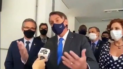 "Eu chego como quiser". Bolsonaro insulta jornalista por causa de máscara